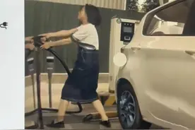 无知者无畏，女子强行拔下特斯拉充电枪，车主已报警图片