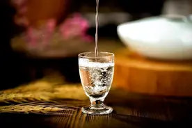 吃晚饭时，坚持喝二两白酒的人，身体会怎样？建议提前了解图片