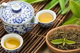 100斤鲜茶叶能制多少干茶?十几块的散装茶能喝吗?老制茶师有话说图片