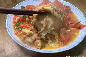 分享西红柿炸蛋的家常做法，炸蛋香嫩不油腻，汤汁泡米饭太好吃了图片