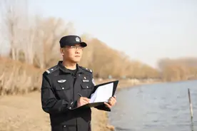 他是“工作狂”，也是“热心肠”，更是同事们的榜样！图片
