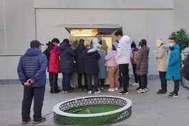北京地铁现煎饼果子机器人，葱花、香菜、辣椒可自选，现做3分钟出炉图片