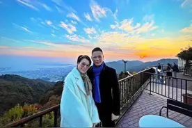 胡杏儿和老公国外旅游，吃一大桌油炸食品，身上一个包价值近4万图片