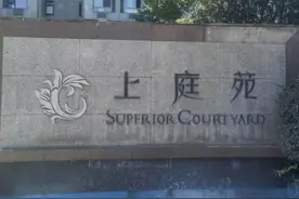长沙一小区顶楼被业主占用多年，物业上楼都要爬窗图片