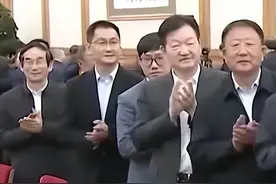 梁文锋穿旧衣服参加座谈会，坐第一排马化腾旁，没有获得发言机会图片