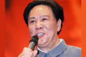 同样是扮演“毛主席”，唐国强半路出家，古月则是用一生去诠释图片