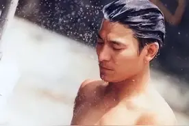 刘德华，袒胸露乳40年图片