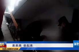 男子醉倒车库，还能起来吗？图片