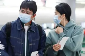 黄磊老婆气质不一般！穿绿卫衣配灰色卫裤，简单朴素却很高级图片