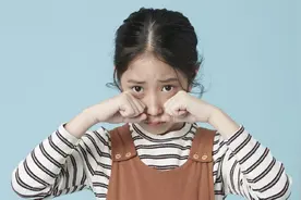 为什么女孩子容易“性早熟”，这3点是重要原因，家长要留心图片