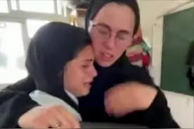 以军再轰炸加沙学校,近百巴人死伤,一女孩目睹妈妈和妹妹重伤而亡图片