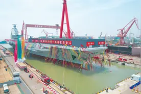 弯道超车！“福建舰”正式下水，台退役中将称赞：大陆了不起图片