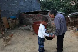 父母患艾滋去世，6岁小儿被村民隔绝，他开始独立生活，酷爱练武图片