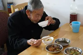 晨起不刷牙就吃早餐，医生却说很健康，为什么？听听医生们怎么说图片