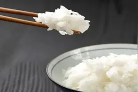 一场由「剩米饭」引发的胃病！剩饭剩菜各有“保质期”图片
