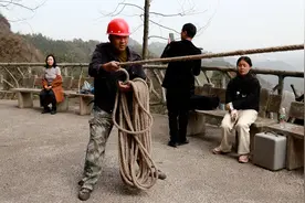 “最美景区人”飞檐走壁清垃圾图片
