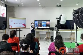 青岛联通“5G数智生活体验厅”首亮相 青岛大姨体验“足不出户打卡世界”图片