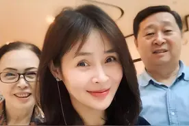 演员于明加：结婚13年只生孩子不做饭，丈夫一家人把她宠成宝图片