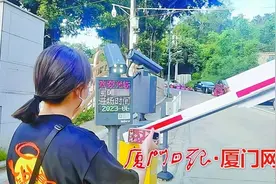 离谱！拍张车牌照片竟能扫开停车场道闸？记者现场调查→图片