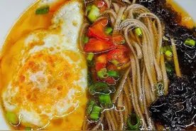 教你做一道快乐的减脂餐，鲜汤荞麦面，鲜香好吃，低脂还低卡图片