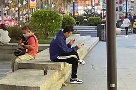 成都街头偶遇王思聪，一个人默默抽烟显低调，与素人背对背太逗笑图片