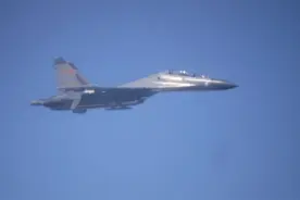 美军机抵近中国领空，解放军战机带弹贴身拦截，国防部早有言在先图片