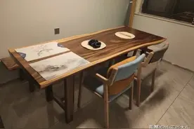 还在纠结怎么选择餐桌吗？看完你就知道该选——实木大板桌图片
