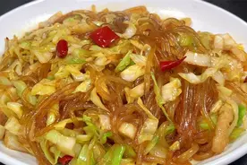 原来包菜炒粉丝这样做，难怪以前做的不好吃老粘锅，技巧在这里图片
