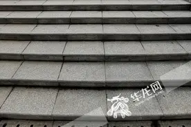 渝事有解 | 业主傻眼：买电梯房接房发现回家还得爬66级阶梯 开发商：你买的时候也没问这里修不修梯坎呢图片