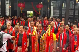 海南王氏宗亲总会王大富宣读“海南王氏大宗祠”升樑祝文……图片