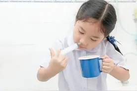 这个方法能有效缓解孩子鼻塞，但99%的家长容易用错图片