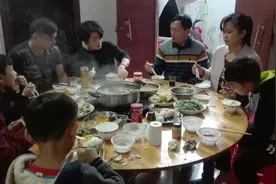 女儿伸筷子夹小炒肉，婆婆连盘子端走，母亲气得直接掀桌图片