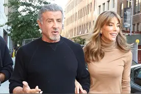 史泰龙和娇妻重归于好不离婚了！挽着胳膊甜蜜出街，妻子确实超嫩图片