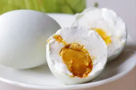 腌咸鸭蛋，不泡盐水不裹泥巴，我家这招用了20年，个个流油起沙图片