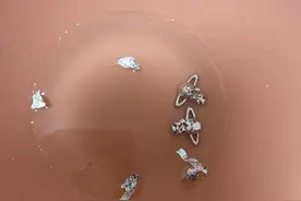 银首饰变黑能用盐水和锡箔纸清洗？专家：有一定效果！图片