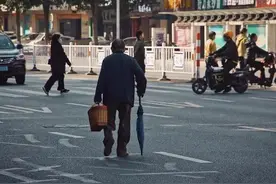 在男人眼里，过了五十岁的女人算不算老？听听这两位先生怎么说图片