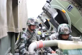 军车乘火车，来一场说走就走的旅行图片