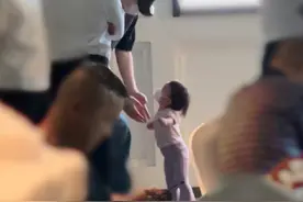 邓伦隐婚生女？参加朋友婚礼超低调，全程抱着小女孩动作娴熟图片