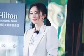 杨幂身穿白色西装出街，清新干练，扎着双马尾造型俏皮可爱图片