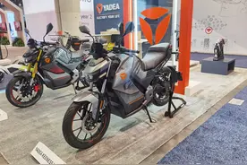 新车｜续航140公里，雅迪首款电动摩托车Keeness VFD亮相CES图片