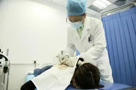 年轻妈妈冷水洗衣背疼10年成“驼背” 医生“一针”帮她重拾自信图片