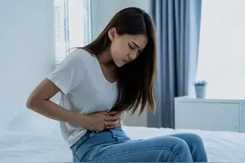 女大学生下腹瘙痒，医生夹出十几只阴虱，原来阴虱有2个传播途径图片