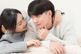 女友说:把我送你的东西还给我，男友竟然把身上的衣服全脱掉图片