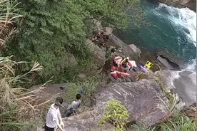 摄影师黄柏雄救助理双双坠亡，剧组全面停工，死亡细节曝光引众怒图片