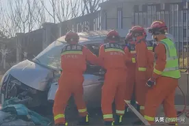 事发滨州！一面包车发生车祸！驾驶室严重变形图片