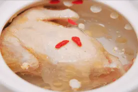 一鸽胜九鸡，炖鸽子汤，切记“2不要”，汤汁特鲜美，营养不流失图片
