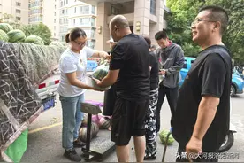 丈夫患病倒下，女子露宿街头卖瓜给孩子挣学费，拒收爱心捐款近千元：我要靠自己图片