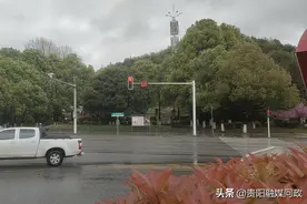 观山湖这处红灯总是提前“变绿”！被市民“艾特”后，交管部门及时排除故障！｜融媒问政图片
