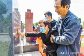 丈夫捐献遗体，妻子为寄托哀思将照片每天随身携带：他的离开是我永远的痛图片