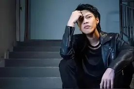 广东雨神卢大雨：一首歌狂赚一亿，走红后妻离子散，如今怎样了?图片